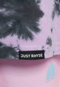 Tricou cu mânecă scurtă, de culoare purpurie, cu un design tie-dye, având eticheta neagră "JUST RHYSE". Prezintă o textură fină și modele contrastante de gri închis.