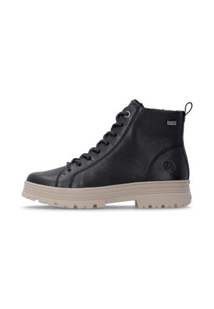 Botte montante en cuir noir texturé avec semelle en caoutchouc épaisse beige et laçage sur le devant, vue de côté sur fond blanc.