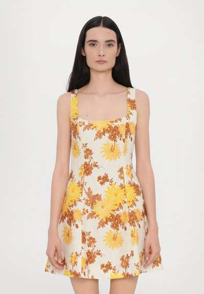 Robe à fleurs avec un décolleté carré, motif floral dans des teintes jaunes et brunes sur un fond crème clair, avec une coupe évasée en A.