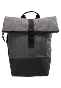 Zaino in tessuto a spina di pesce grigio con fondo nero, patta pieghevole, chiusura con fibbia e manico superiore. Presenta spallacci laterali regolabili.