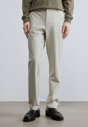COMMUTER TAPERED - Pantalones - light beige