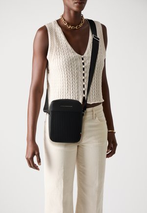Tommy Hilfiger MINI REPORTER UNISEX - Skuldertasker - black