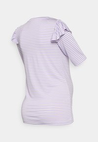 Top curto de manga curta em roxo e branco com riscas, com accents em renda nas mangas, feito de um tecido macio e flexível, apresentando um decote redondo e uma barra curvada.
