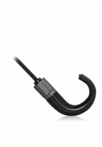 Czarna, zakrzywiona rączka laskę z gładką skórzaną teksturą i metaliczno-szarym akcentem. Trzonek jest smukły, zakończony zaokrąglonym końcem.