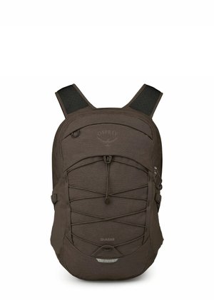 Dunkelbrauner Osprey Quasar Rucksack mit verstellbaren Schulterriemen und elastischem vorderem Bungee für zusätzlichen Stauraum.