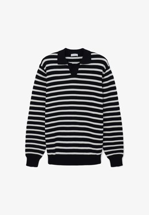 Pull rayé noir et blanc avec un col, des poignets et un ourlet côtelés. Présente un design en v et un tissu doux et texturé.