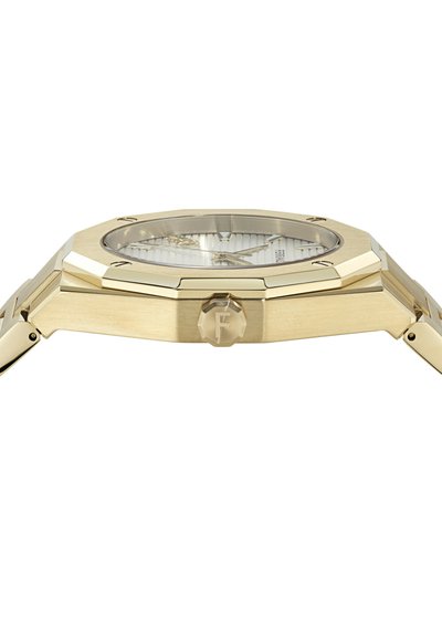 Reloj de pulsera octogonal en tono dorado con esfera plateada texturizada, marcadores de hora minimalistas en plata y una corona grabada con la letra "F".