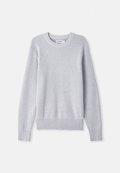 Gai pelēks adīts džemperis ar apaļu apkakli, garām piedurknēm, ribotām aprocēm un apakšmalu, ar teksturētu audumu visā virsmā.