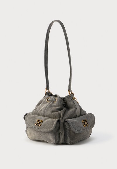 Γκρι υφασμάτινη τσάντα ώμου με σύστημα κλεισίματος με κορδόνι και δύο μπροστινές τσέπες, η κάθε μία με διακοσμητικό κλείσιμο από ορείχαλκο.