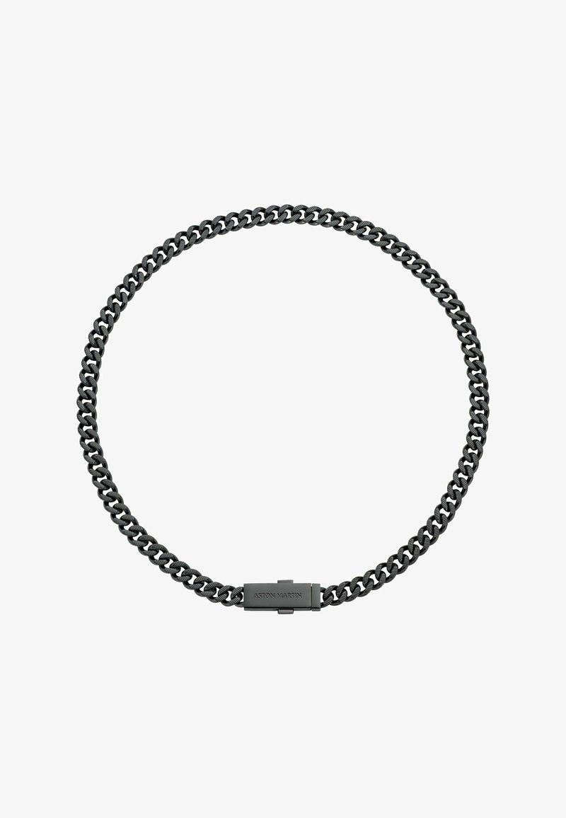 Collana in metallo nero con maglie intrecciate e chiusura rettangolare con marchio impresso. Texture liscia e design elegante.