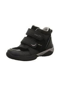 Schwarze Kinderschuhe mit hohem Design, ausgestattet mit zwei Klettverschlüssen, strukturiertem Material und grauen Akzenten; enthält ein wasserdichtes Etikett.
