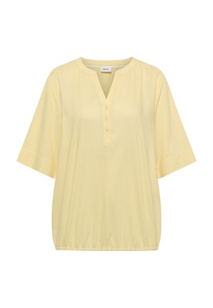 Blouse jaune clair à manches courtes, col rond, découpe en V devant, trois boutons et ourlet élastiqué.