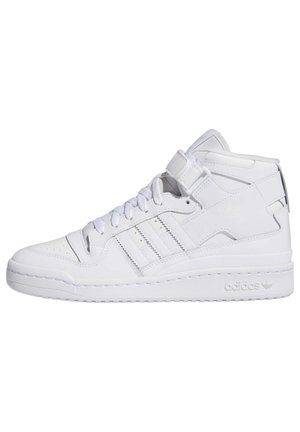 Hvid Adidas højt snøresko med snørebånd og velcrorem, med tre syede sidestriber og tekstureret sål.