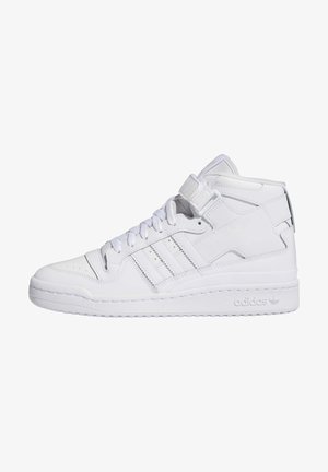 Baskets montantes blanches Adidas avec lacets et une sangle à Velcro, présentant trois bandes latérales cousues et une semelle texturée.