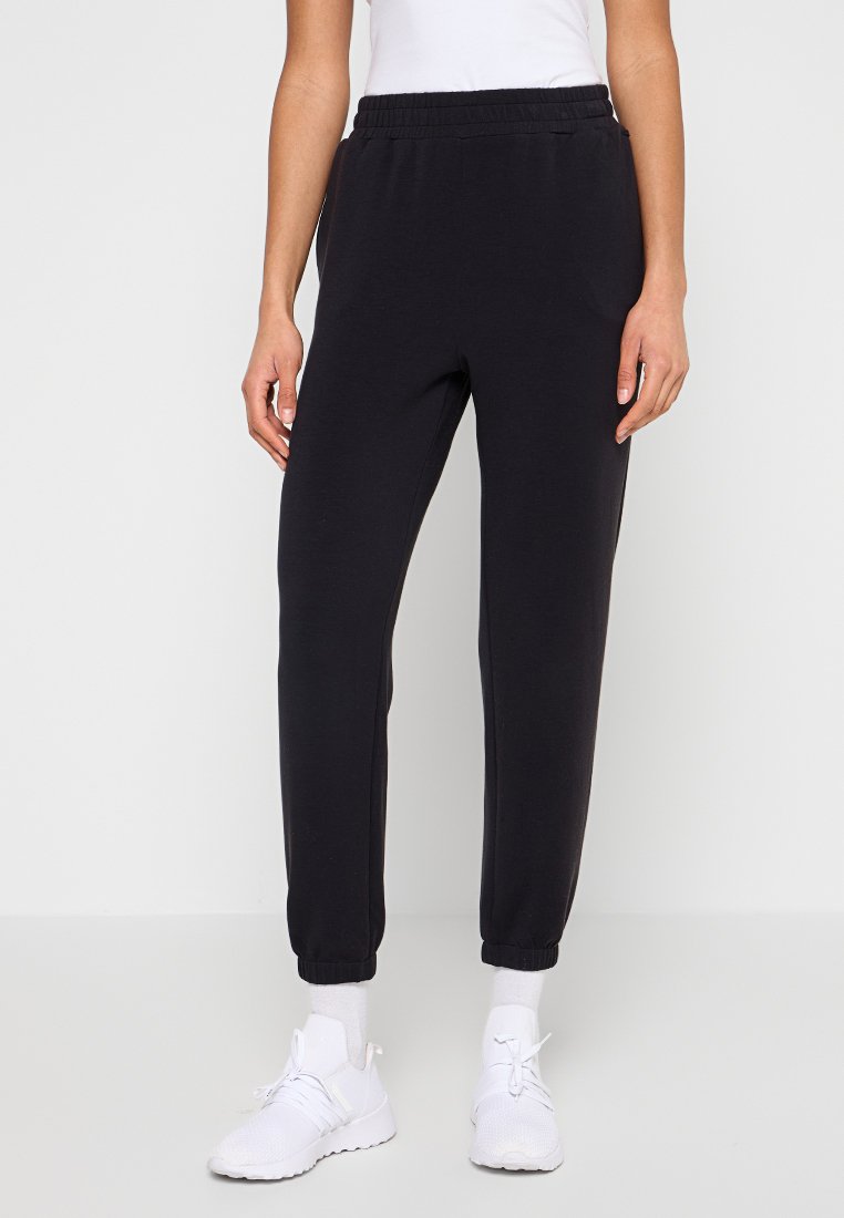 Pantalon de jogging noir avec taille élastique, chevilles retroussées et coupe décontractée, fabriqué en matériau doux adapté à une tenue décontractée.
