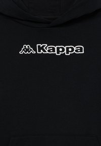 Μαύρη φούτερ από βαμβάκι με μπροστινή τσέπη, που διαθέτει λευκό λογότυπο και κείμενο που λέει "Kappa" στο στήθος. Λείος υφασμάτινος ιστός, κλασική εφαρμογή.