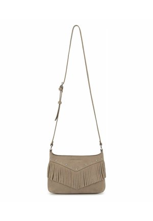 Sac bandoulière en daim taupe avec sangle réglable, clous argentés et détail à franges sur le rabat avant.