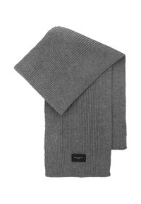 Grijze geribde gebreide sjaal gevouwen met een klein rechthoekig zwart label nabij het uiteinde.