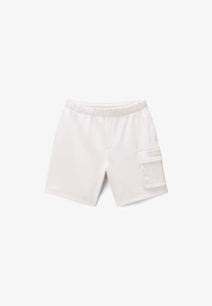 Białe szorty z elastycznym stanem i kieszenią cargo na prawej udzie, z małą naszywką z logo.