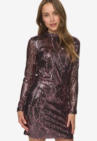 Langärmliges Paillettenkleid in Schwarz und Pink mit figurbetonter Silhouette, hoher Halskrause und wellenförmiger Textur.