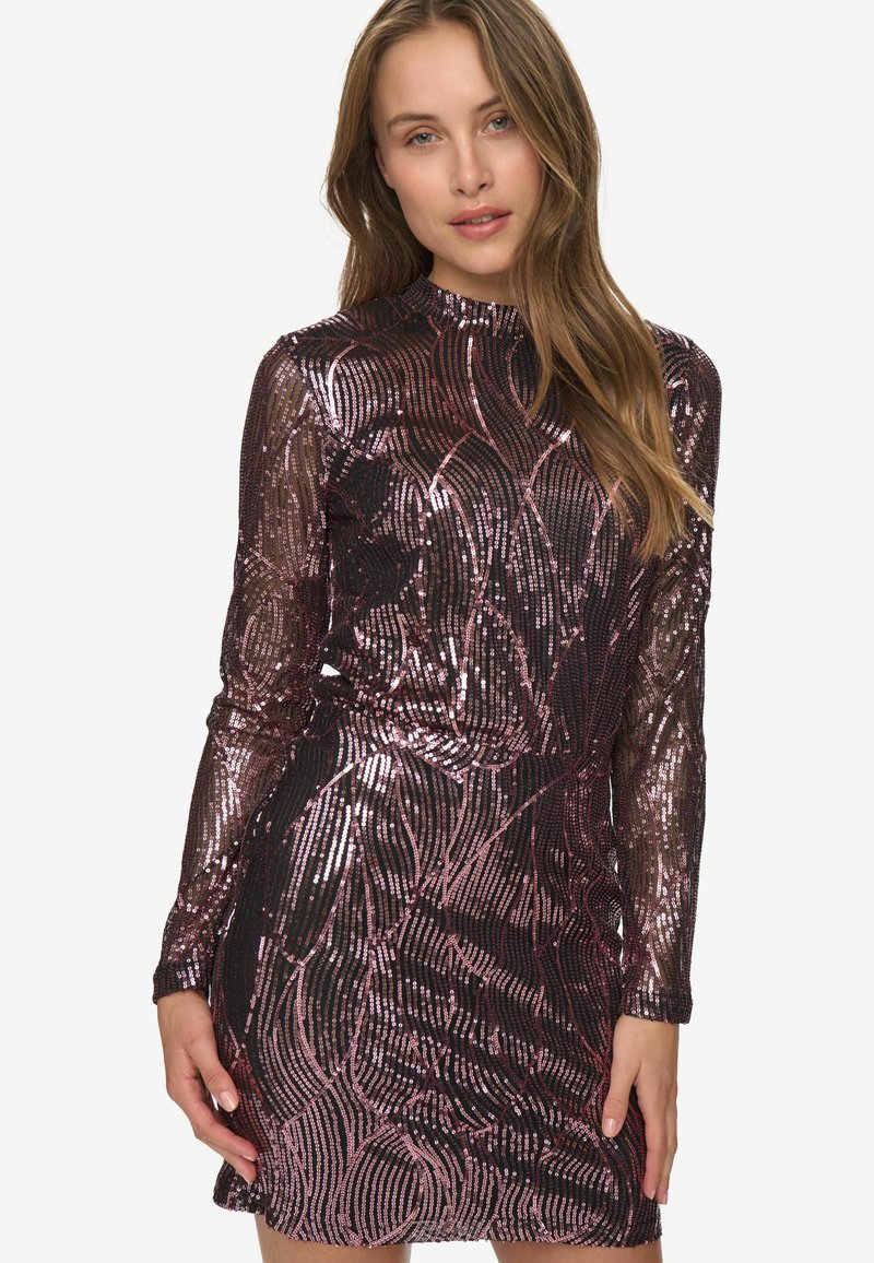 Langärmliges Paillettenkleid in Schwarz und Pink mit figurbetonter Silhouette, hoher Halskrause und wellenförmiger Textur.