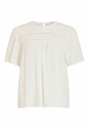 Bela bluza s kratkimi rokavi in okrolim izrezom, nežnimi vodoravnimi izrezanimi čipkastimi detajli ter nabranim materialom pod naramnikom.