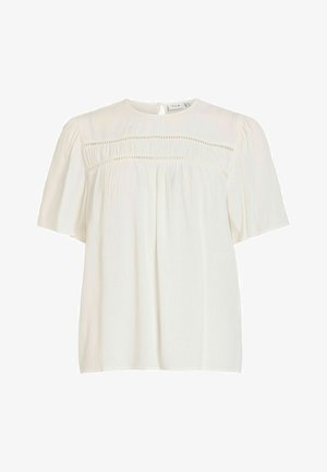 Bela bluza s kratkimi rokavi in okrolim izrezom, nežnimi vodoravnimi izrezanimi čipkastimi detajli ter nabranim materialom pod naramnikom.