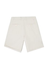 Pantalones cortos de algodón beige con un corte recto, dos bolsillos traseros y cierres de botón; líneas limpias y sin patrones o logotipos visibles.