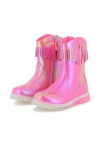 Bottines métalliques roses avec des détails à franges, fermeture éclair et semelle blanche contrastante. Présente des accents de couture de style western.