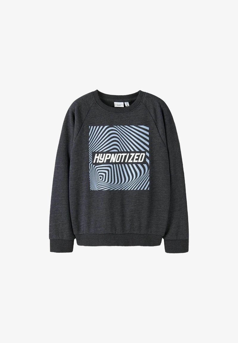 Felpa grigia con collo rotondo e maniche raglan. Presenta una grafica a spirale ipnotica blu e bianca con la parola "IPNOTIZZATO".