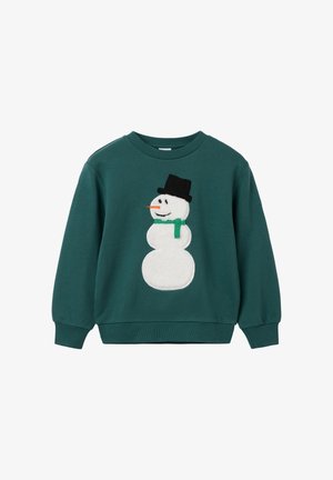 Groene sweatshirt met een ontwerp van een witte, fluffy sneeuwman met een zwarte hoed, een oranje wortelneus en een groene sjaal, in een ronde silhouet.