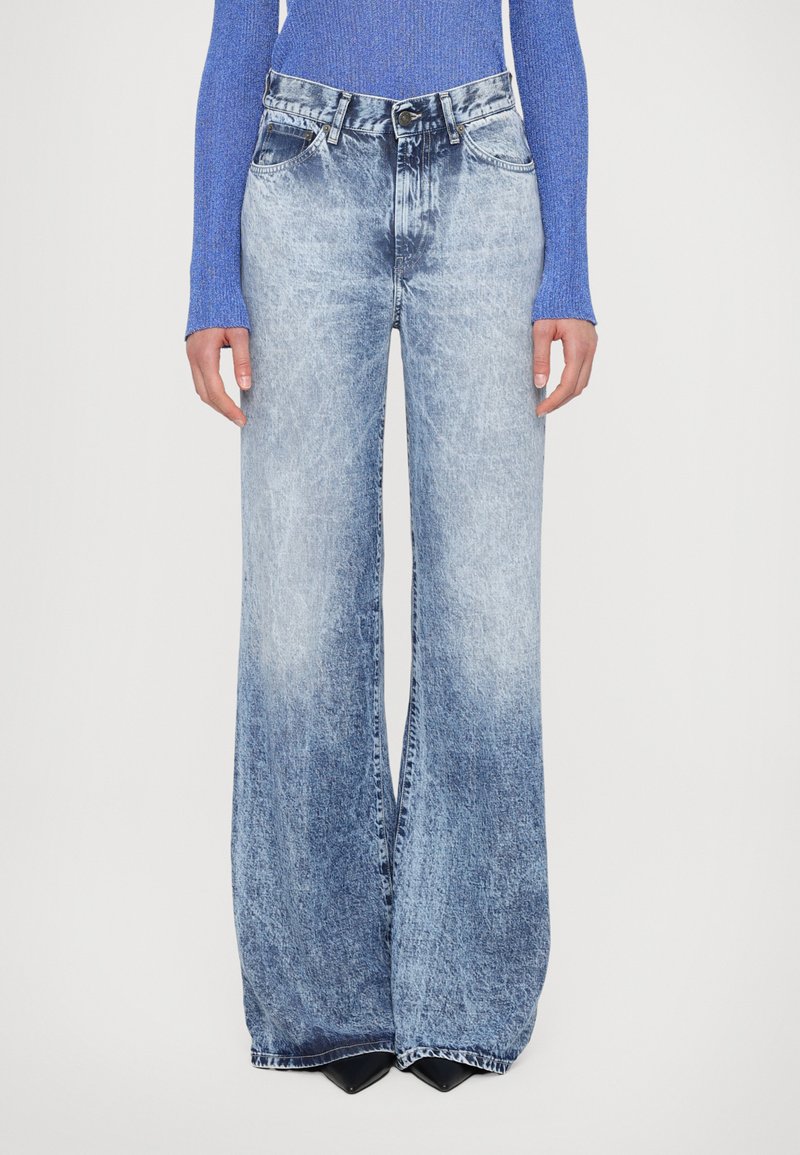 Light blue wide-leg jeans, denim fabric, faded wash with lighter tones, high waist, two front pockets, and contrasting stitching.