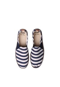 Gestreepte stof espadrilles met marineblauwe en witte strepen, canvas bovenwerk, elastische zij-inzetten, met een natuurlijke touwzool en -inlegzolen.