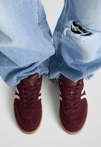 Stradivarius Tenisky - dark red