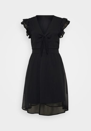 Vestido negro con escote en V, detalle de lazo en la cintura, mangas cortas con volantes y una falda de capas transparente con un largo ligeramente mayor en la parte posterior.