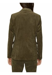 Zielona oliwkowa marynarka z sztruksu o dopasowanym kroju, z wyłogami i mankietami na trzy guziki. Teksturowana tkanina z pionowymi prążkami.