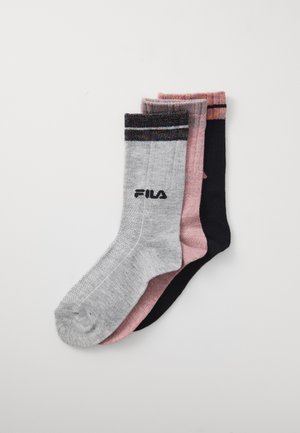 Drei Paar Socken: ein graues Paar mit schwarzen und mehrfarbigen Streifen, ein pinkes Paar und ein schwarzes Paar. Alle haben eine weiche Textur und das Fila-Logo.