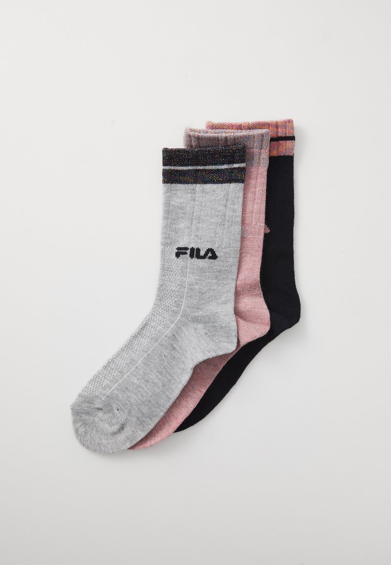 Três pares de meias: uma cinza com listras pretas e multicoloridas, uma rosa e uma preta. Todas têm uma textura suave e o logotipo da Fila.