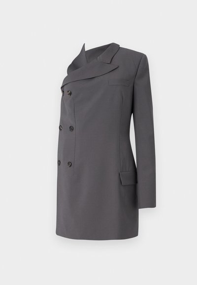Grauer zweireihiger Blazer mit Schalkragen, ausgestattet mit schwarzen Knöpfen, einer einzelnen Brusttasche und einem klaren Design.