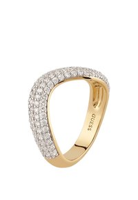 Złota obrączka z kryształkami w pavé pokrywającymi górną powierzchnię, z wyrytym w środku nazwiskiem marki "GUESS".