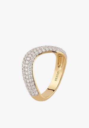 Złota obrączka z kryształkami w pavé pokrywającymi górną powierzchnię, z wyrytym w środku nazwiskiem marki "GUESS".