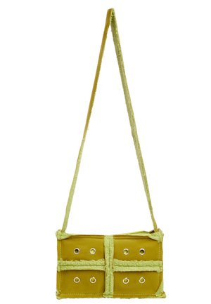 Grøn crossbody taske med en blød overflade, rektangulær form og fire sølvøjer. Har en lang, matchende rem for nem transport.