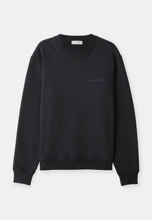 Felpa blu navy realizzata in morbido cotone, con scollo rotondo, maniche lunghe e un piccolo logo "Tiger of Sweden" in blu a contrasto.