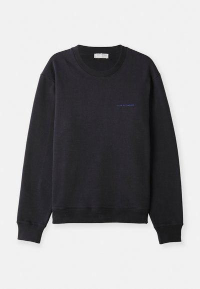 Sweatshirt bleu marine en coton doux, avec un col rond, des manches longues et un petit logo "Tiger of Sweden" en bleu contrastant.