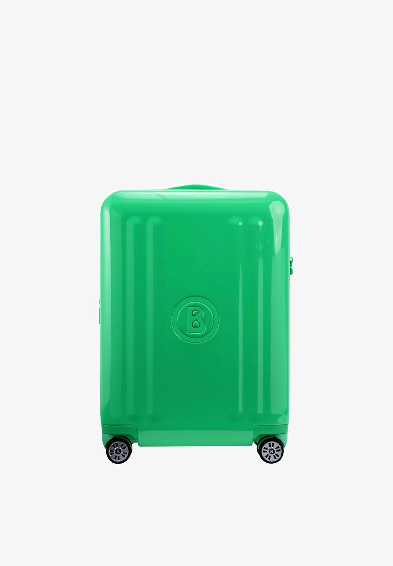 Grön hård resväska med glänsande yta, vertikala ribbor, rundade hörn, robustt handtag och fyra svarta hjul.