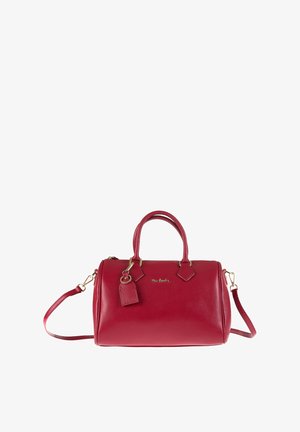 Borsa a mano in pelle rossa con forma strutturata, doppi manici, una tracolla regolabile e accessori in tono oro. Piccola etichetta decorativa attaccata.