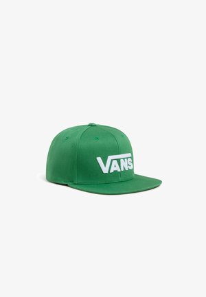 Cappello verde in tessuto con visiera piatta, caratterizzato da un logo "VANS" ricamato in bianco sulla parte frontale e fori di ventilazione sulla parte superiore.