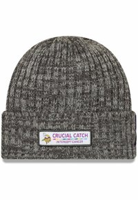 Bonnet en tricot gris avec un motif texturé, doté d'un revers plié et d'une étiquette indiquant "CRUCIAL CATCH INTERCEPT CANCER."