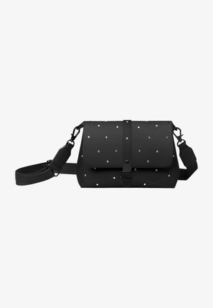 Svart crossbody-veske med klaffelukking, nagledekorerte detaljer og justerbar stropp. Laget av syntetisk materiale med en jevn tekstur.