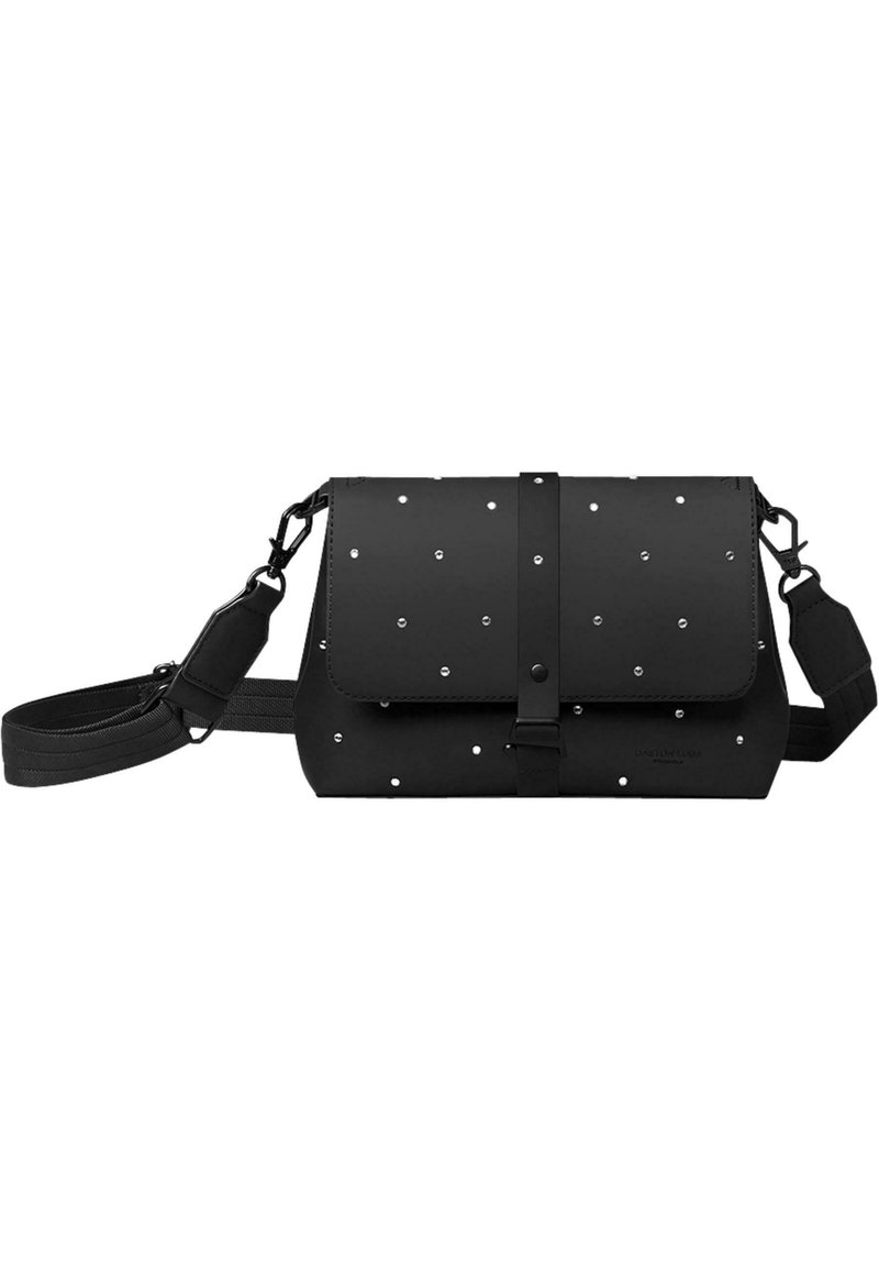 Borsa a tracolla nera con chiusura a pattina, decorazioni chiodate e tracolla regolabile. Realizzata in materiale sintetico con una texture liscia.